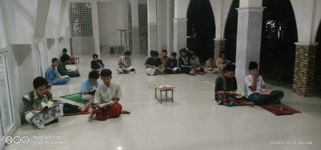 Dilema Orang Tua: Pesantren Tahfidz Kitab Kuning atau Persiapan Masuk PTN?
