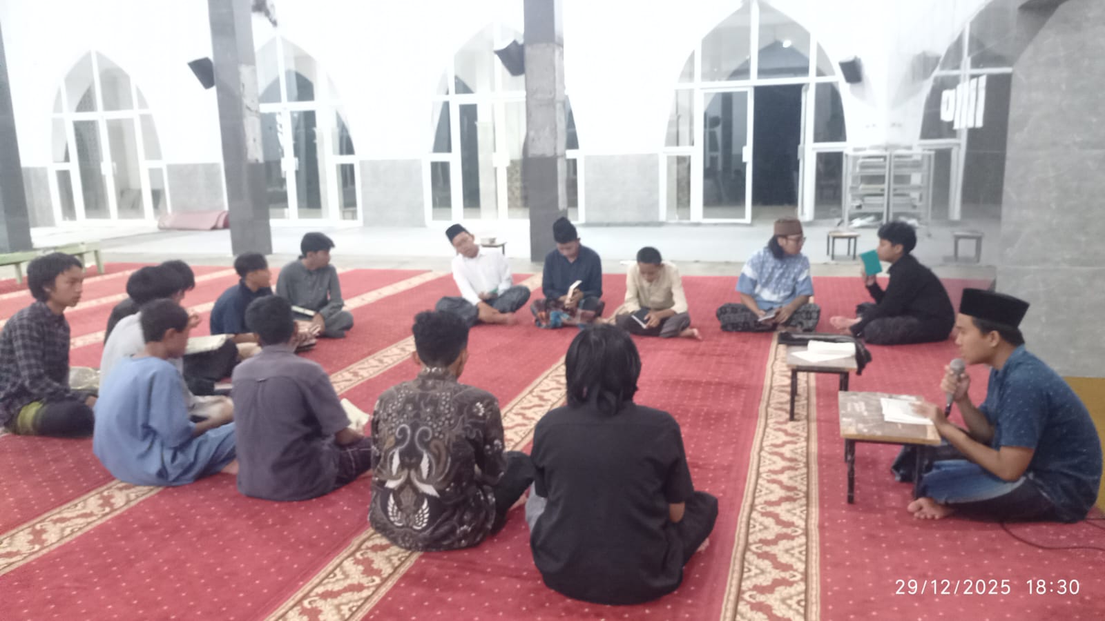 Manfaat Menyekolahkan Anak di Pesantren: Keputusan yang Sering Disadari Terlambat