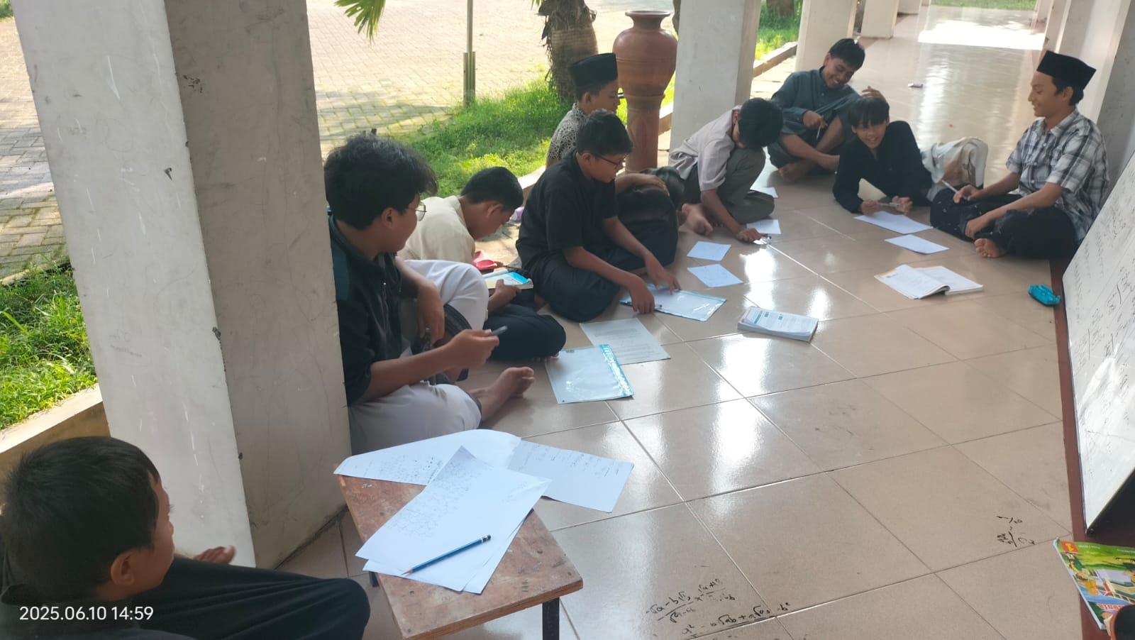 Anak Sulit Betah di Pondok? Panduan Menghadapi Fase Adaptasi di Pesantren Tahfidz